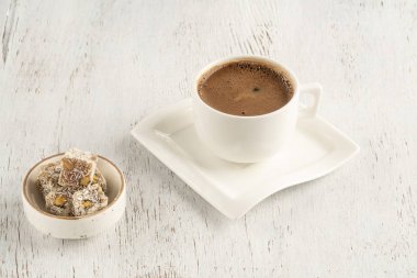 Bir fincan Türk kahvesi ve ahşap bir masada keyif.