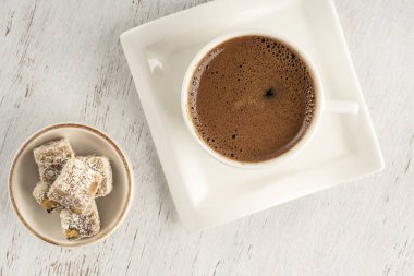 Bir fincan Türk kahvesi ve ahşap bir masada keyif.