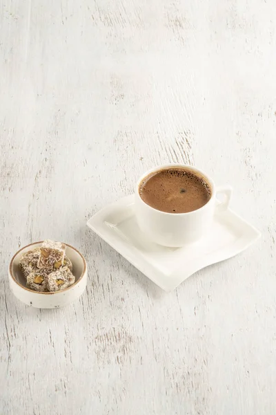 Чашка турецкого кофе и наслаждение на деревянном столе — стоковое фото