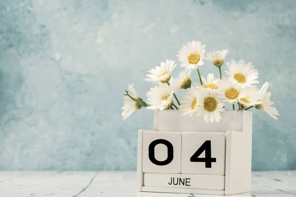 Calendrier Cube Blanc Pour Juin Décoré Fleurs Marguerite Sur Fond — Photo