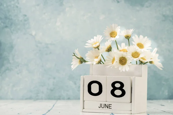 Calendário Cubo Branco Para Junho Decorado Com Flores Margarida Sobre — Fotografia de Stock