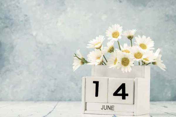 White Cube Kalender Für Juni Dekoriert Mit Gänseblümchen Blumen Auf — Stockfoto