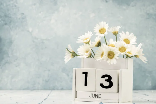 Calendário Cubo Branco Para Junho Decorado Com Flores Margarida Sobre — Fotografia de Stock