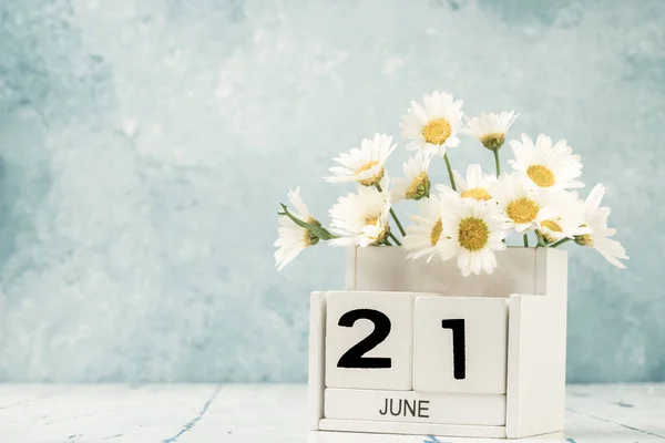 White Cube Kalender Für Juni Dekoriert Mit Gänseblümchen Blumen Auf — Stockfoto