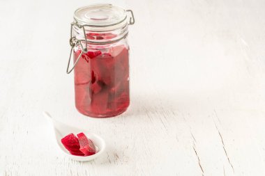 Doğal probiyotik ev yapımı pancar kökü. Bir kavanozda, ahşap bir masada.