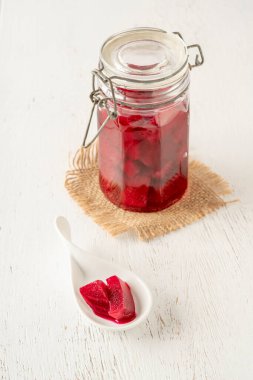 Doğal probiyotik ev yapımı pancar kökü. Bir kavanozda, ahşap bir masada.