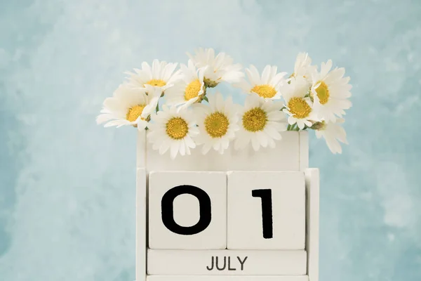 Calendario Bianco Cubo Luglio Decorato Con Fiori Margherita Sfondo Blu — Foto Stock