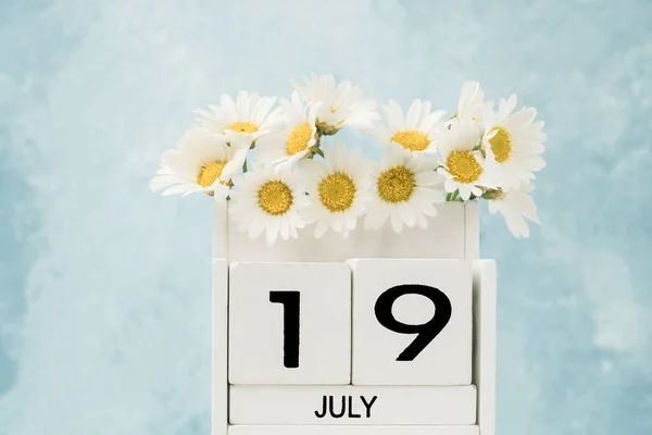 White Cube Calendar July Decorated Daisy Flowers Blue Copy Space — Stock Photo, Image