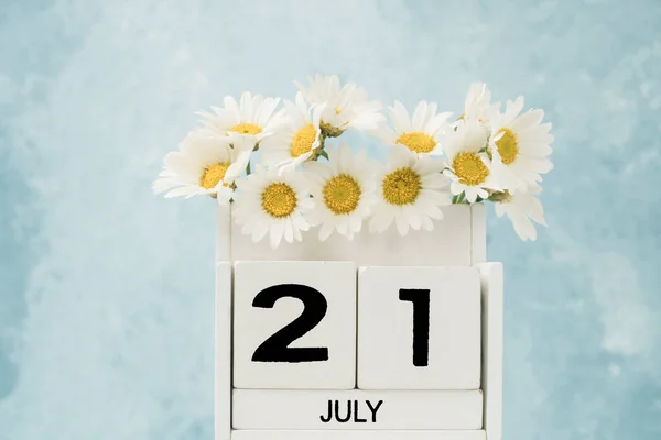 White Cube Kalender Für Juli Dekoriert Mit Gänseblümchen Blumen Über — Stockfoto