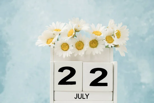 White Cube Calendar July Decorated Daisy Flowers Blue Copy Space — Stock Photo, Image