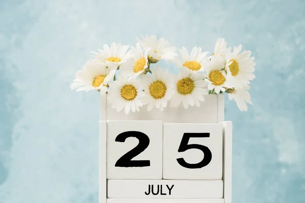 Vit Kub Kalender För Juli Dekorerad Med Tusensköna Blommor Över — Stockfoto