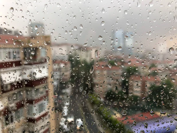 Regentropfen Einem Regnerischen Tag Gegen Die Sicht Auf Die Stadt — Stockfoto