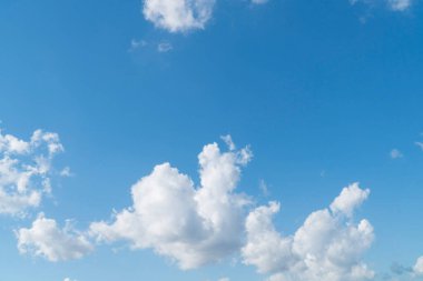 mavi gökyüzü arkaplanı ile beyaz yumuşak bulutlar kopyalama alanı