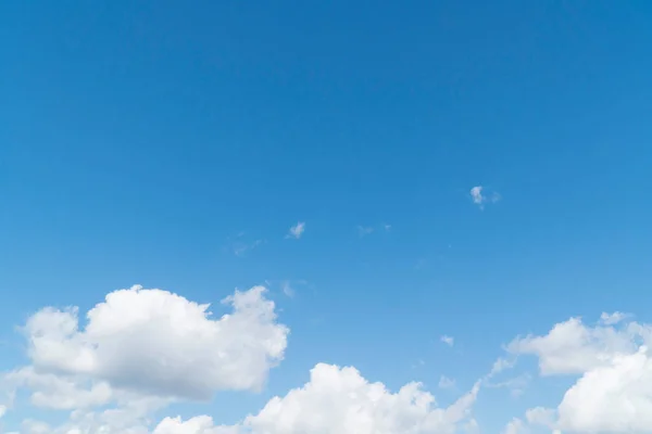 Blauer Himmel Hintergrund Mit Weißen Weichen Wolken Mit Kopierraum — Stockfoto