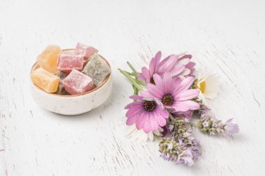 Renkli Türk zevkleri ve bahar çiçekleri kopya alanı olan ahşap bir masada