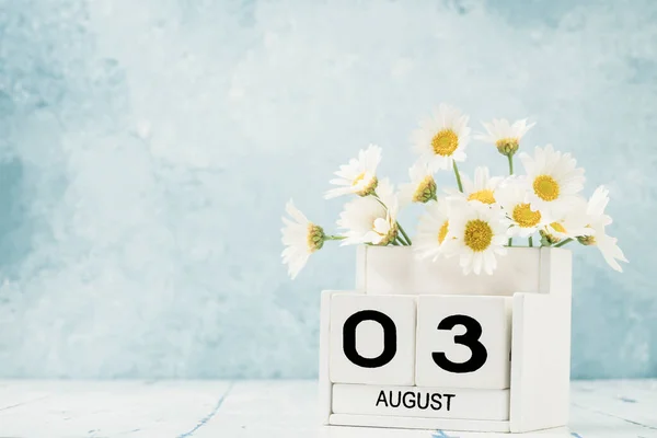 Calendario Cubo Blanco Para Agosto Decorado Con Flores Margarita Mesa —  Fotos de Stock