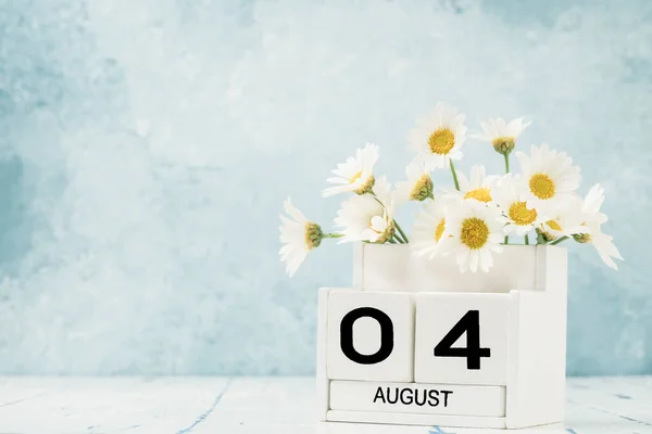 White Cube Kalender Für August Dekoriert Mit Gänseblümchen Blumen Auf — Stockfoto