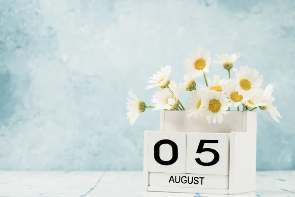 Calendario Cubo Blanco Para Agosto Decorado Con Flores Margarita Mesa —  Fotos de Stock