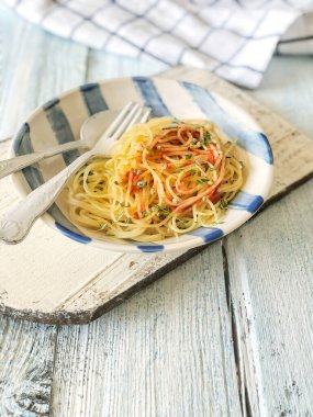Tahta masada domates soslu makarna ve fotokopi alanı.