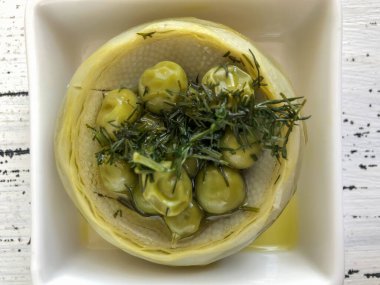 Masada bezelye ve zeytinyağıyla pişirilmiş enginar.