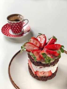 Çilekli keke yakın plan ve Türk kahvesi.