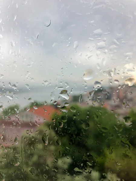 Nahaufnahme Regentropfen Auf Ein Fenster Schmerz Gegen Stadtblick — Stockfoto