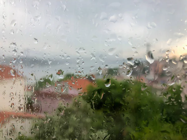 Yakın Çekim Yağmur Damlaları Şehir Görüşüne Karşı Bir Pencere Ağrısı — Stok fotoğraf