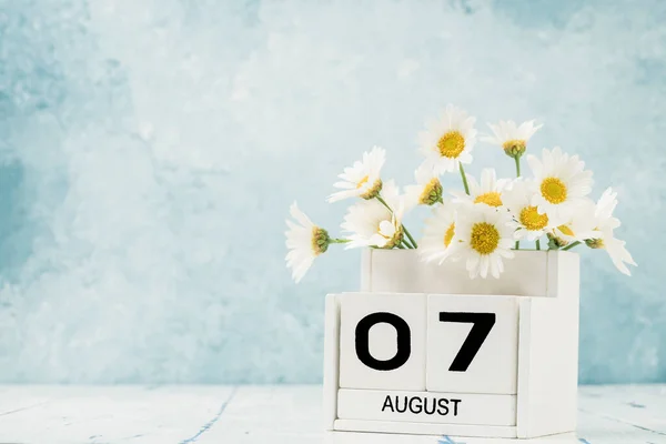 White Cube Kalender Für August Dekoriert Mit Gänseblümchen Blumen Über — Stockfoto