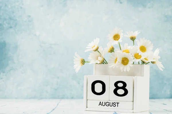 Calendario Cubo Blanco Para Agosto Decorado Con Flores Margarita Sobre — Foto de Stock