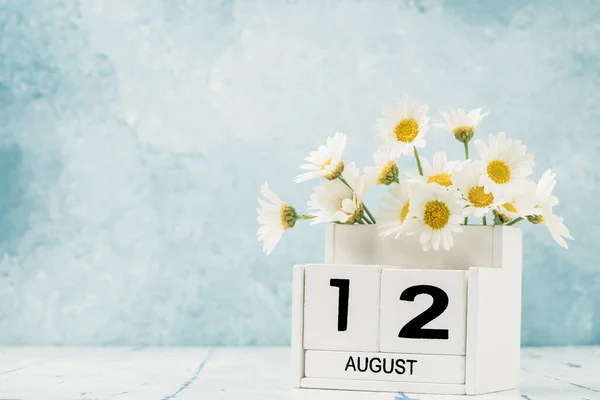 Calendario Cubo Blanco Para Agosto Decorado Con Flores Margarita Sobre — Foto de Stock