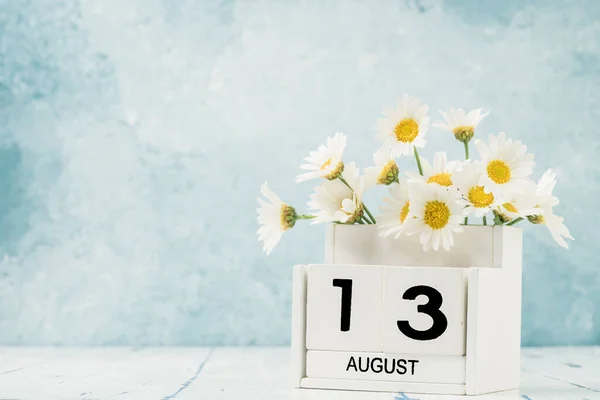 White Cube Kalender Für August Dekoriert Mit Gänseblümchen Blumen Über — Stockfoto