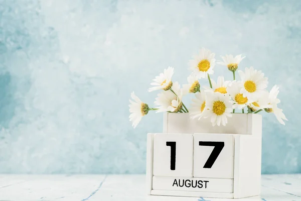 Calendario Cubo Blanco Para Agosto Decorado Con Flores Margarita Sobre —  Fotos de Stock