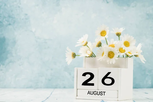 White Cube Kalender Für August Dekoriert Mit Gänseblümchen Blumen Über — Stockfoto