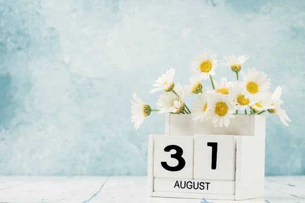 White Cube Kalender Für August Dekoriert Mit Gänseblümchen Blumen Über — Stockfoto