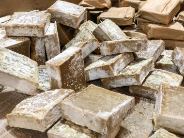 Pazar 'da doğal sabun kalıpları yığını