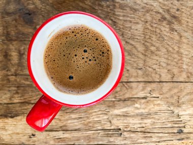 Fotokopi alanı olan ahşap bir masada bir fincan Türk kahvesi.