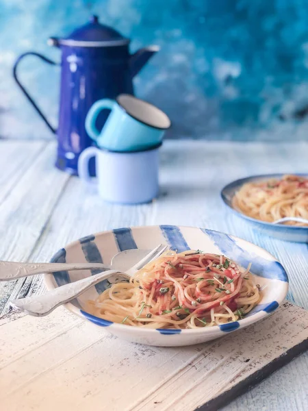 Ahşap Bir Masada Domates Soslu Yakın Plan Spagetti — Stok fotoğraf