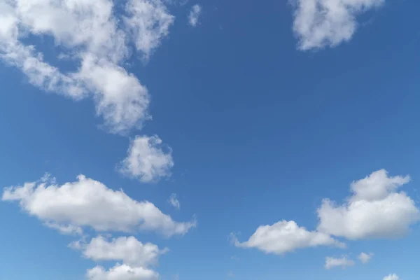 Blauer Himmel Hintergrund Mit Weißen Weichen Wolken Mit Kopierraum Einem — Stockfoto