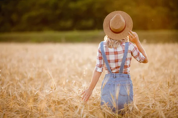 Girl Walks Field Wheat Hat — Stock Photo, Image