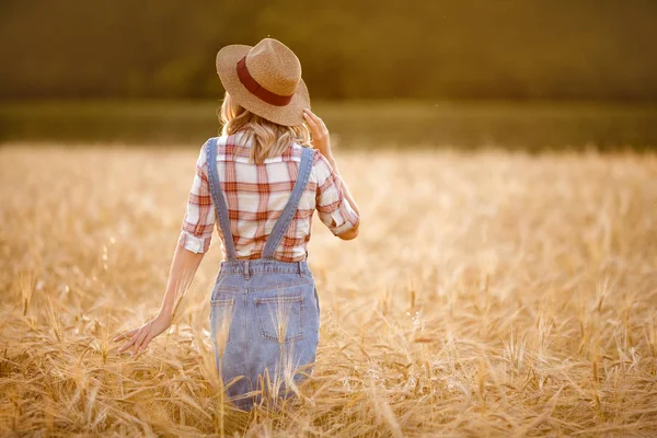 Tjej Går Igenom Ett Fält Vete Hatt — Stockfoto