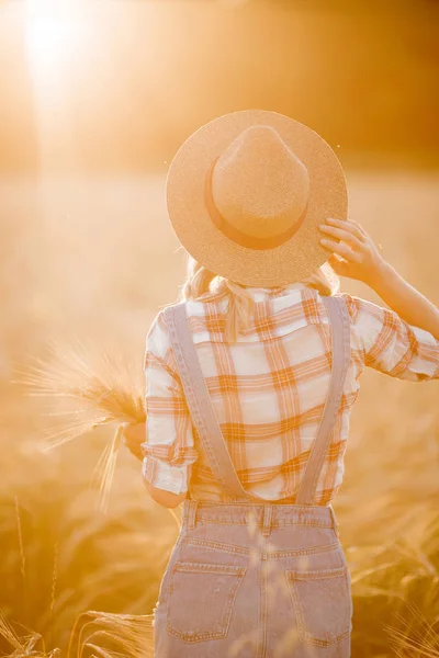 Uma Menina Está Costas Campo Trigo Para Segurar Chapéu Pôr — Fotografia de Stock