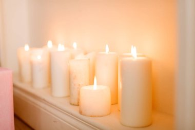 Şöminenin içinde ayakta Noel mumlar