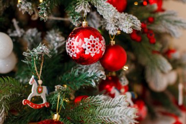    Noel ağacında kırmızı toplar