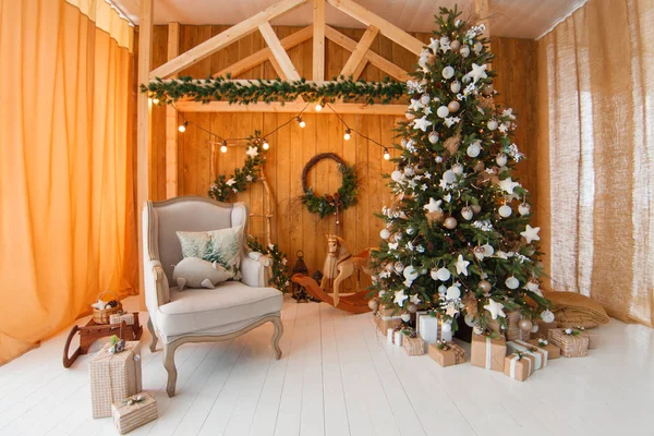 크리스마스 나무와 크리스마스 인테리어 스톡 사진