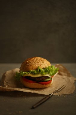 Yeşillikli hamburger ve Kraft kağıdı.