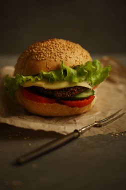 Yeşillikli hamburger ve Kraft kağıdı.