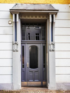 Eski giriş kapısı önden görünümü