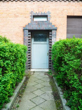 Eski giriş kapısı bir geçit ile önden görünümü