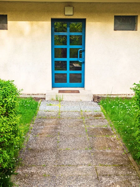 Vista Frontal Porta Entrada Velha Com Uma Passarela — Fotografia de Stock