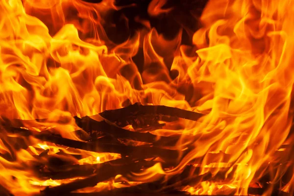 Brännande Ved Eldstaden Närbild Textur Eld Och Lågor Mörk Bakgrund — Stockfoto